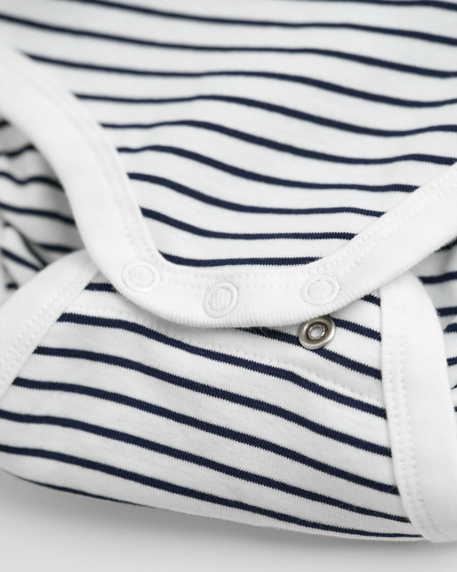 baby-body mit streifenmuster und schildmuster – weiß