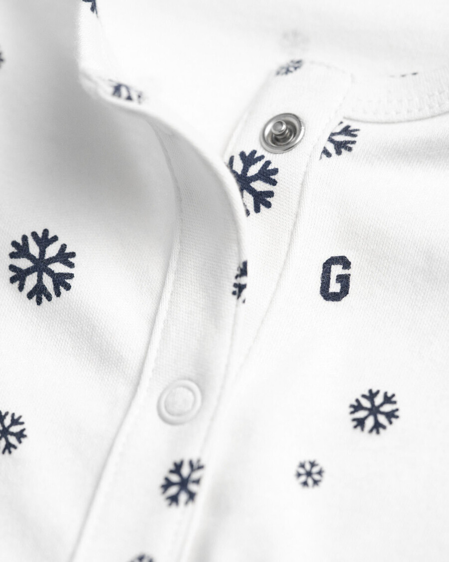 baby-schlafanzug mit schneeflocken- und g-muster – abendblau
