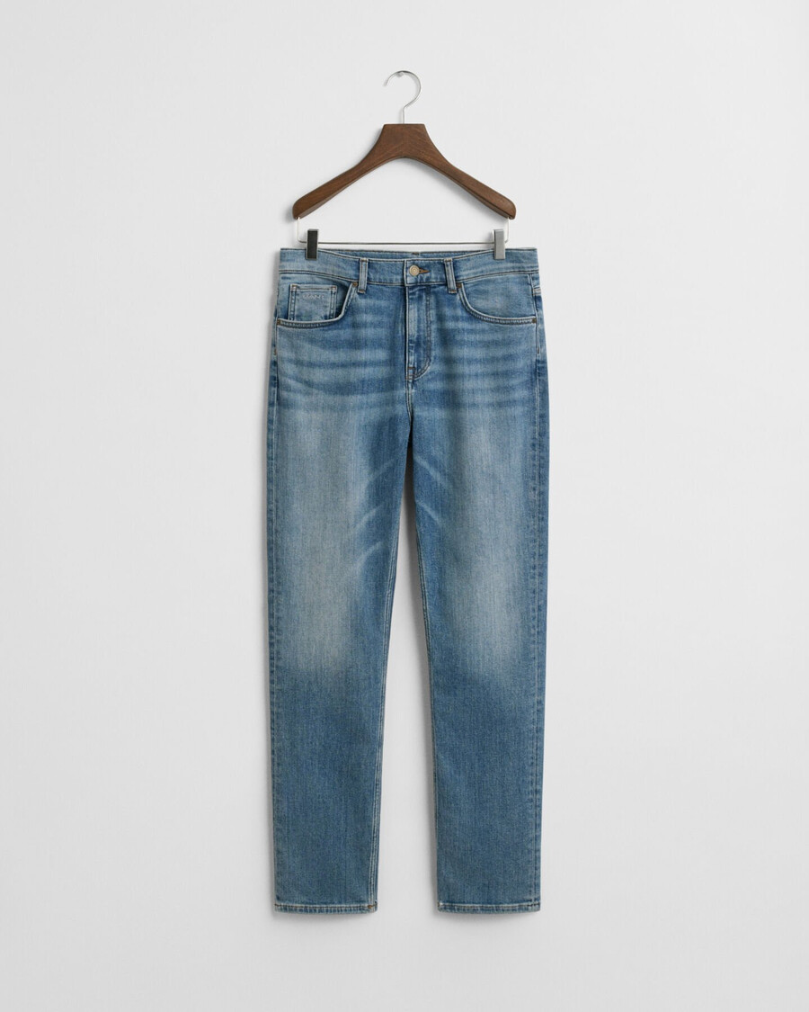 gerade geschnittene jeans für teenager-jungen – mittelblau used-look