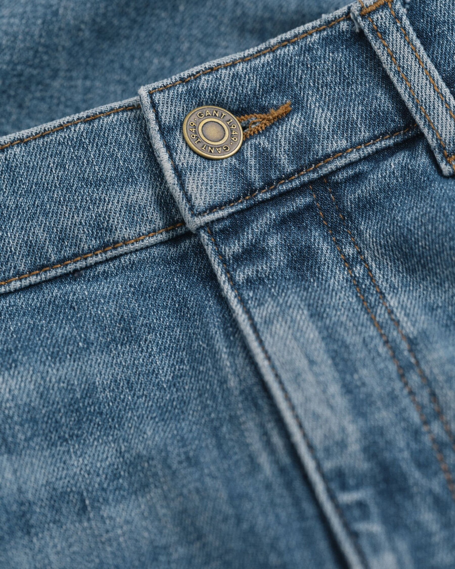gerade geschnittene jeans für teenager-jungen – mittelblau used-look