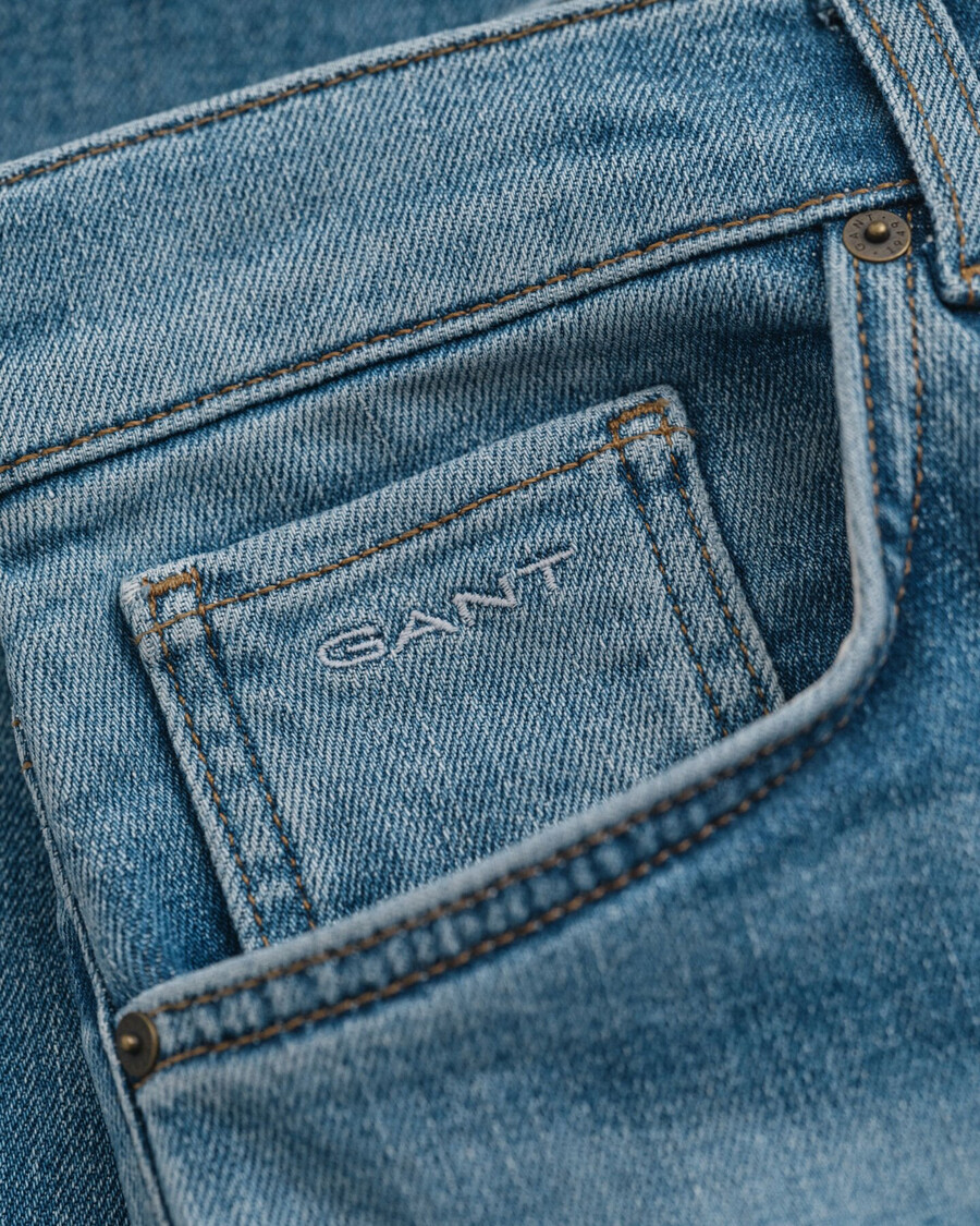 gerade geschnittene jeans für teenager-jungen – mittelblau used-look