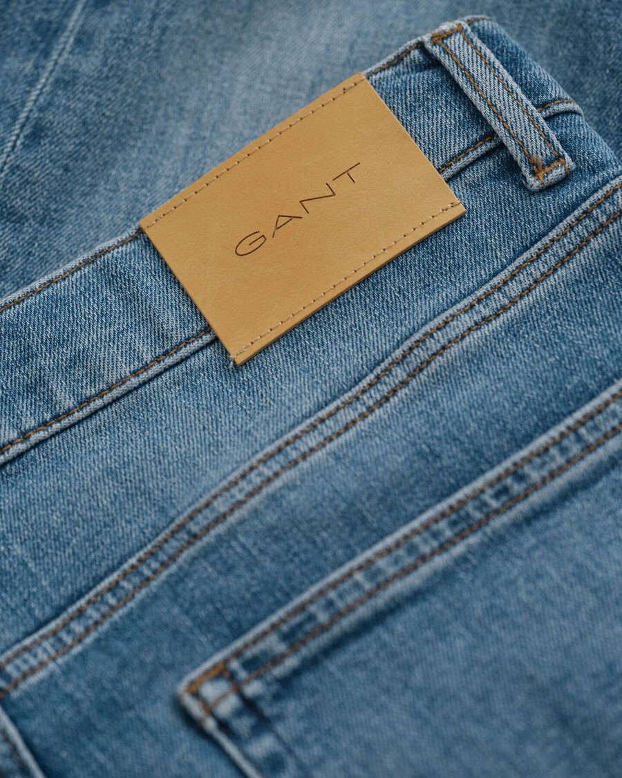 gerade geschnittene jeans für teenager-jungen – mittelblau used-look