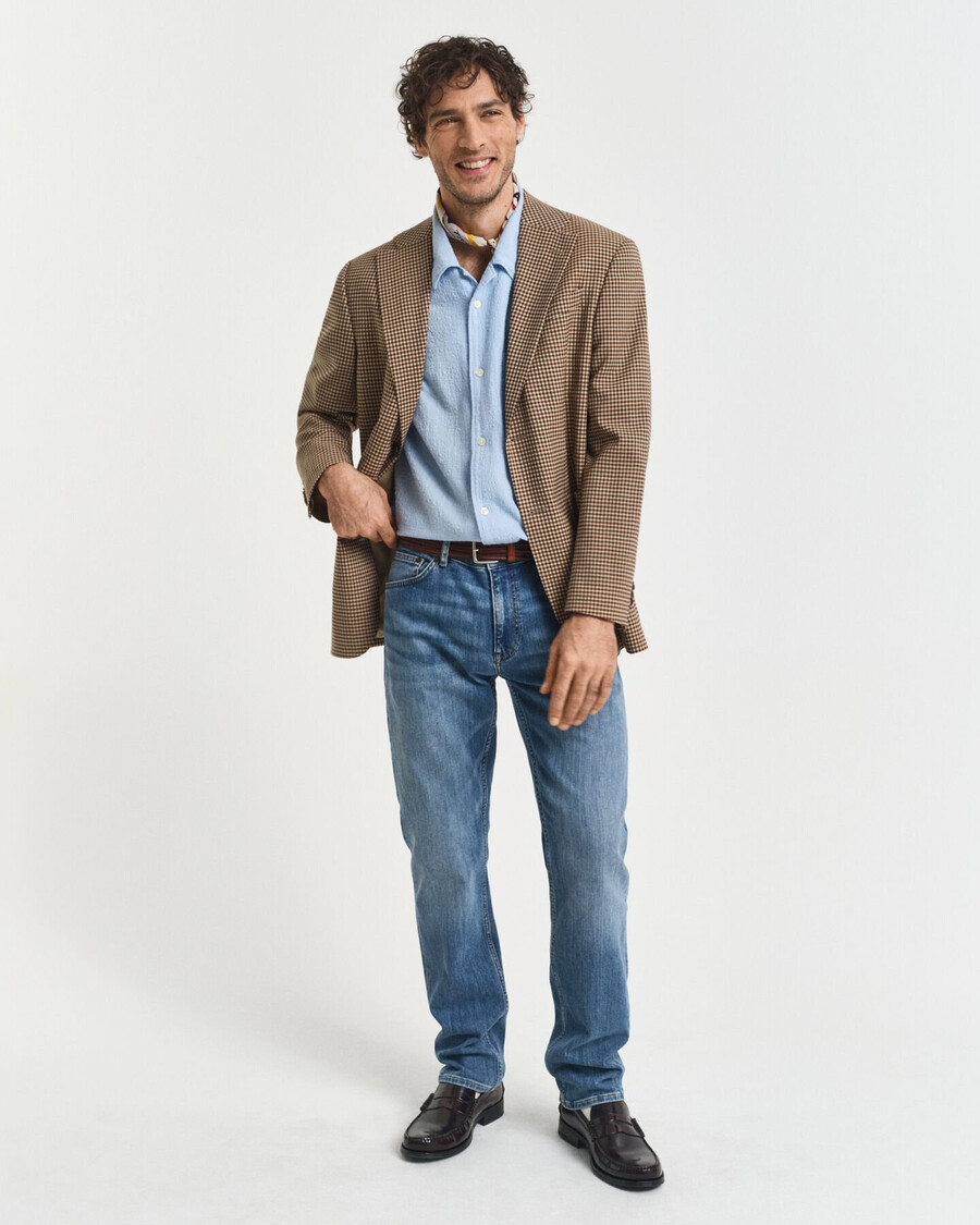 jeans mit regulärer passform – mittelblau used-look