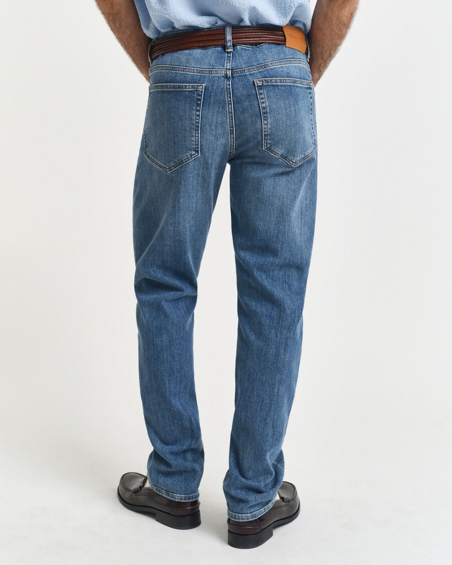 jeans mit regulärer passform – mittelblau used-look