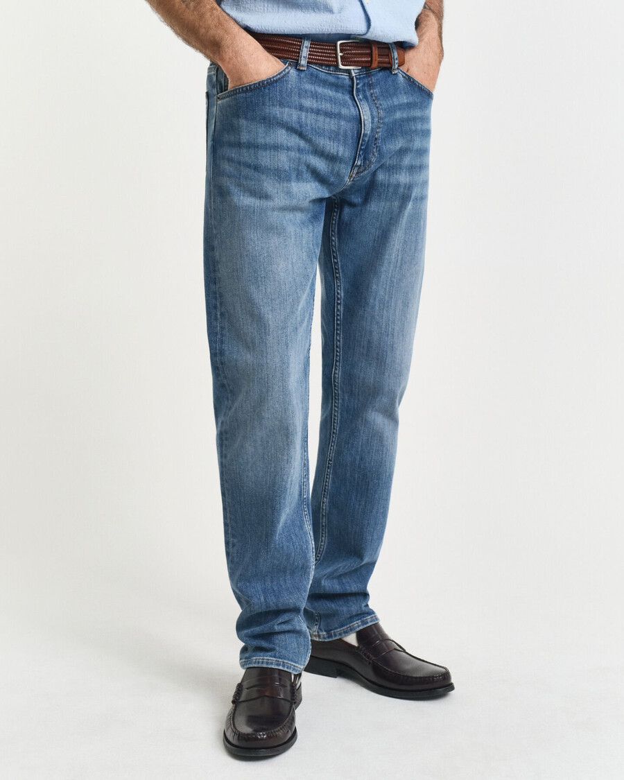 jeans mit regulärer passform – mittelblau used-look