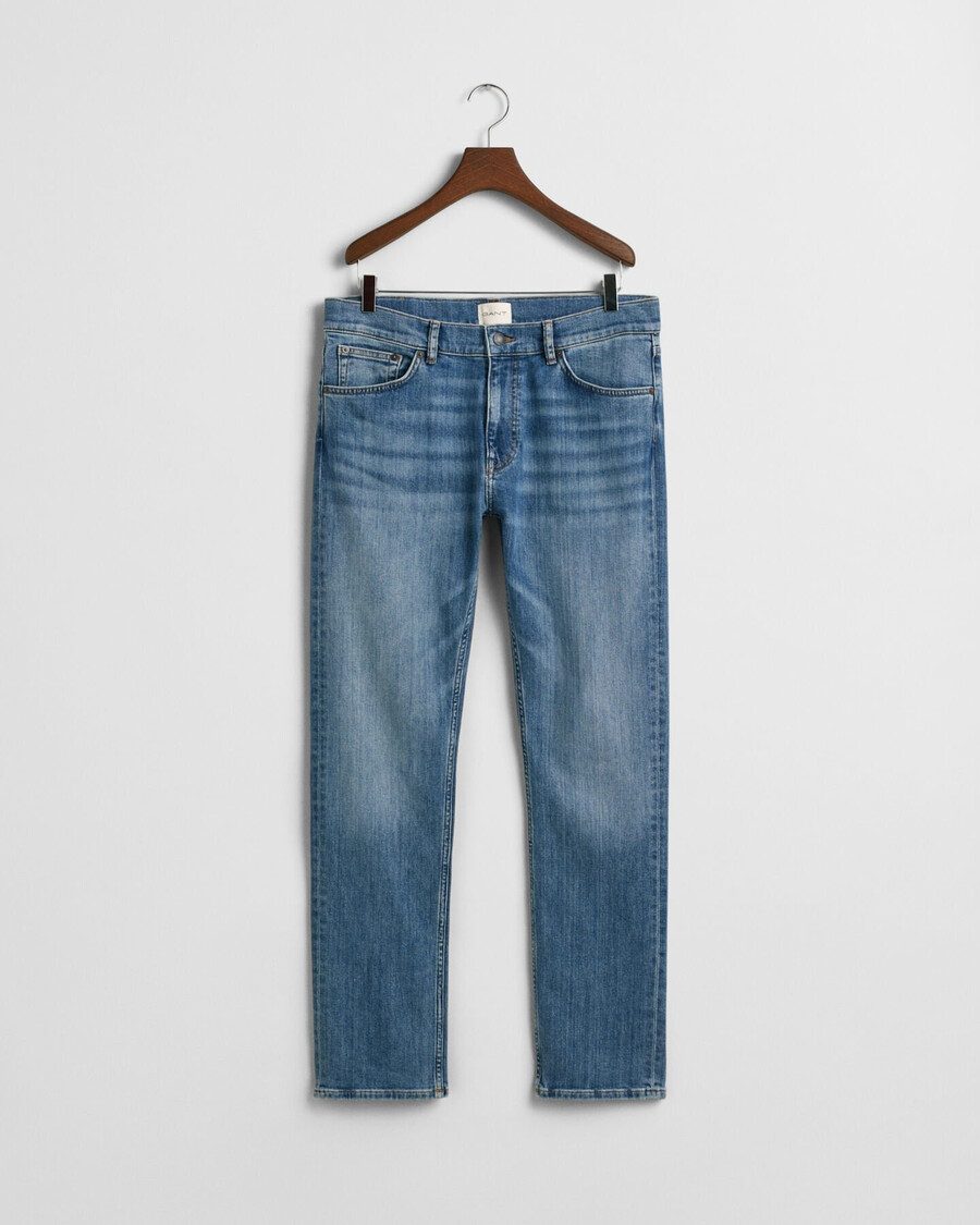 jeans mit regulärer passform – mittelblau used-look