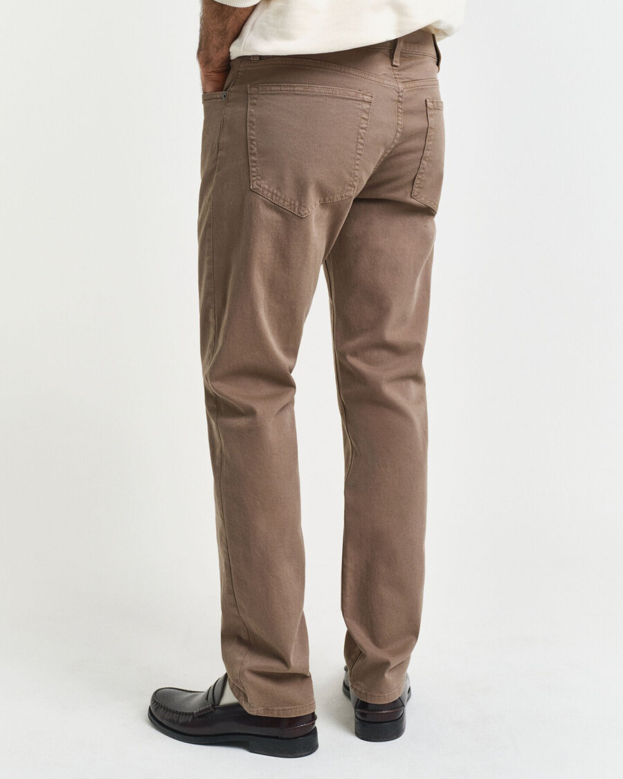desert jeans in regulärer passform – wüstenbraun