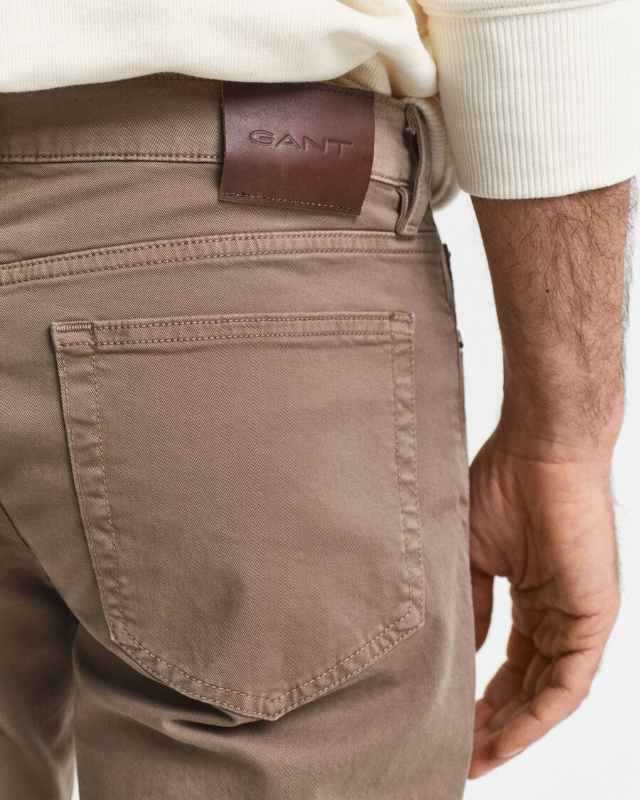 desert jeans in regulärer passform – wüstenbraun