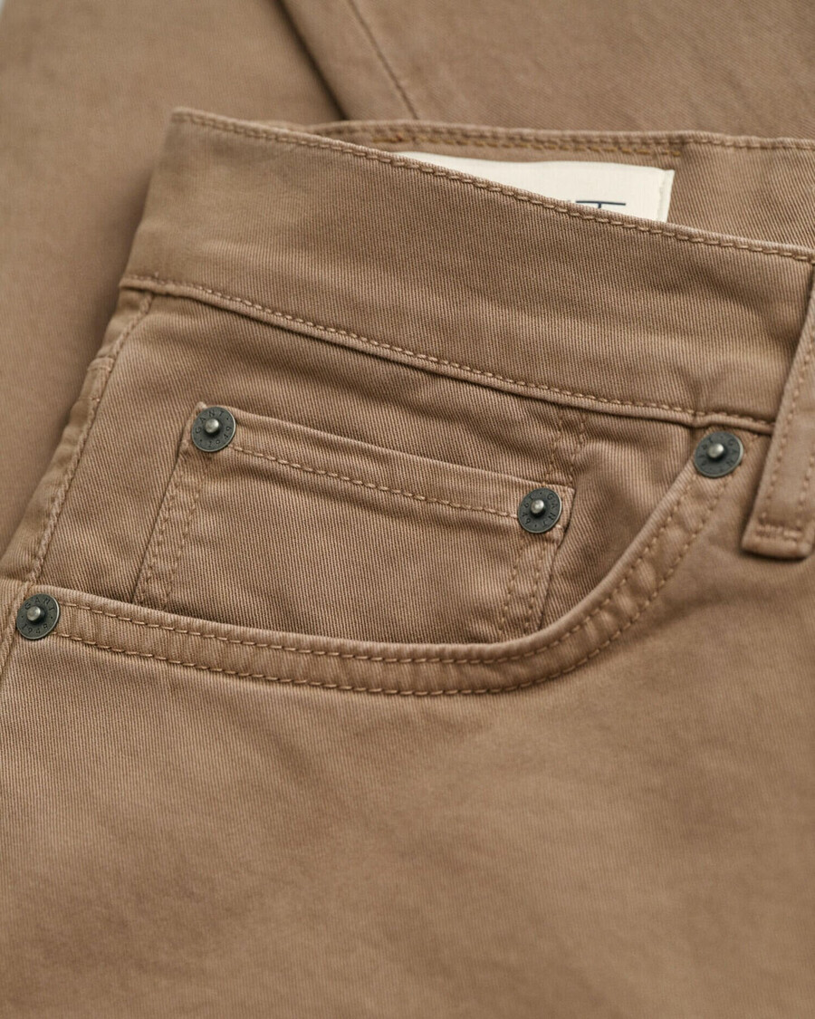 desert jeans in regulärer passform – wüstenbraun