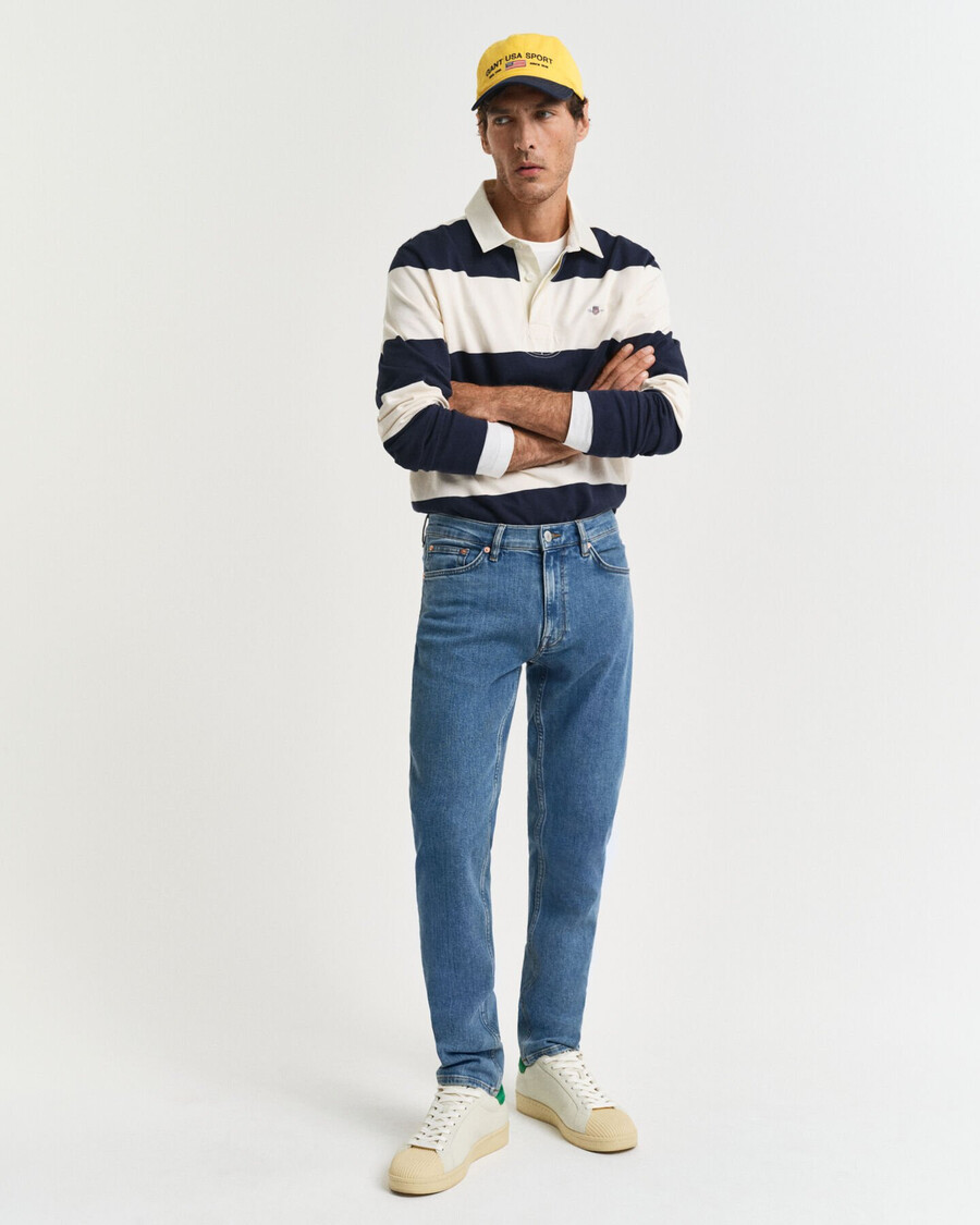 schmal geschnittene jeans mit sauberer waschung – mittelblau used-look