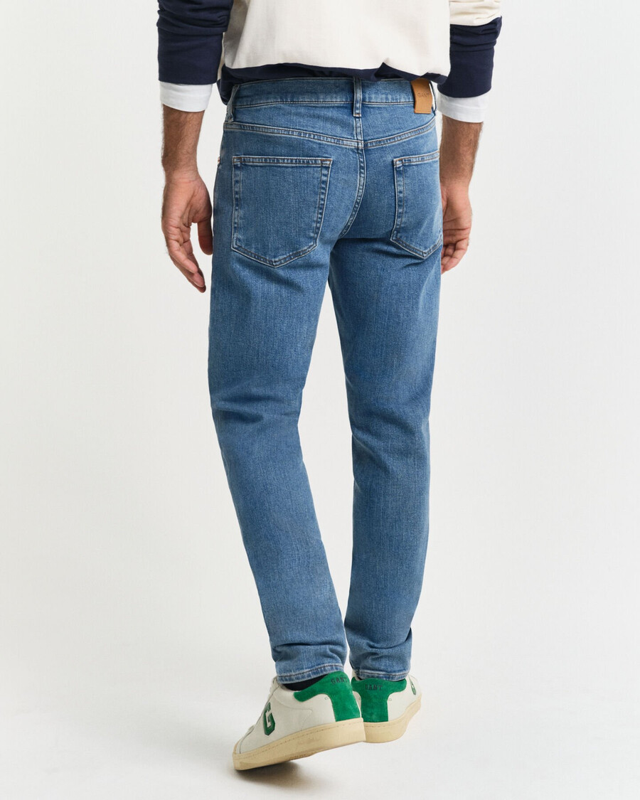 schmal geschnittene jeans mit sauberer waschung – mittelblau used-look