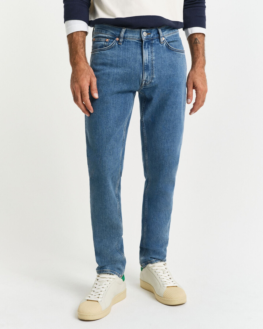 schmal geschnittene jeans mit sauberer waschung – mittelblau used-look
