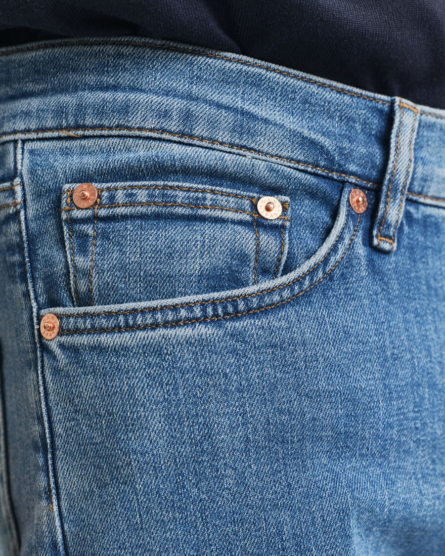schmal geschnittene jeans mit sauberer waschung – mittelblau used-look