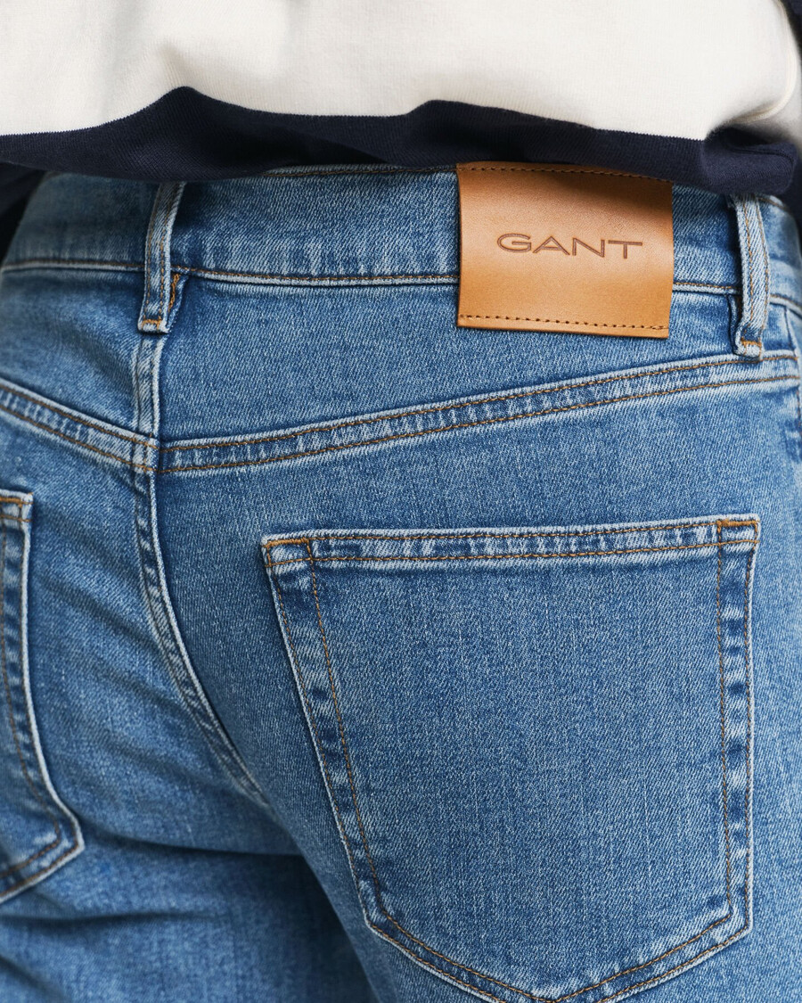 schmal geschnittene jeans mit sauberer waschung – mittelblau used-look