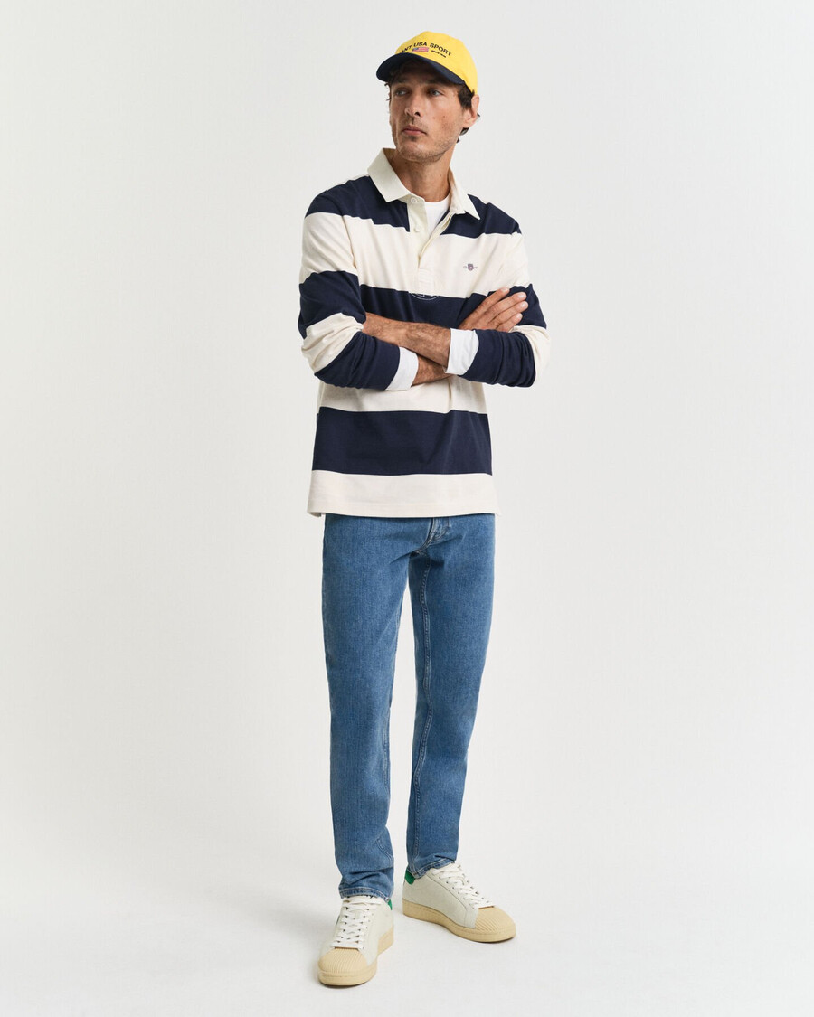 schmal geschnittene jeans mit sauberer waschung – mittelblau used-look