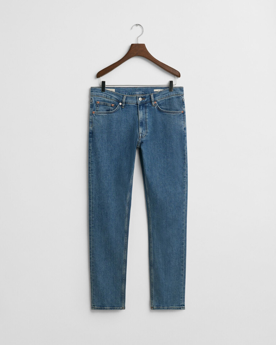 schmal geschnittene jeans mit sauberer waschung – mittelblau used-look