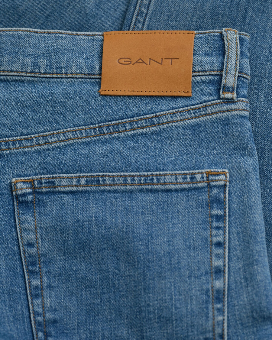 schmal geschnittene jeans mit sauberer waschung – mittelblau used-look