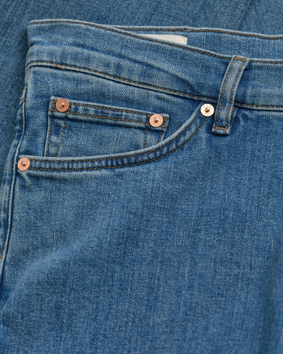 schmal geschnittene jeans mit sauberer waschung – mittelblau used-look