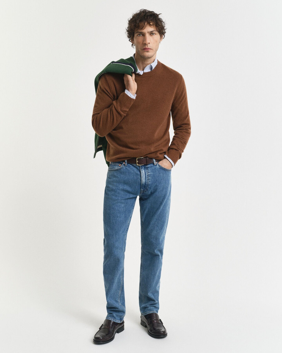 jeans mit regulärer passform und sauberer waschung – mittelblau used-look