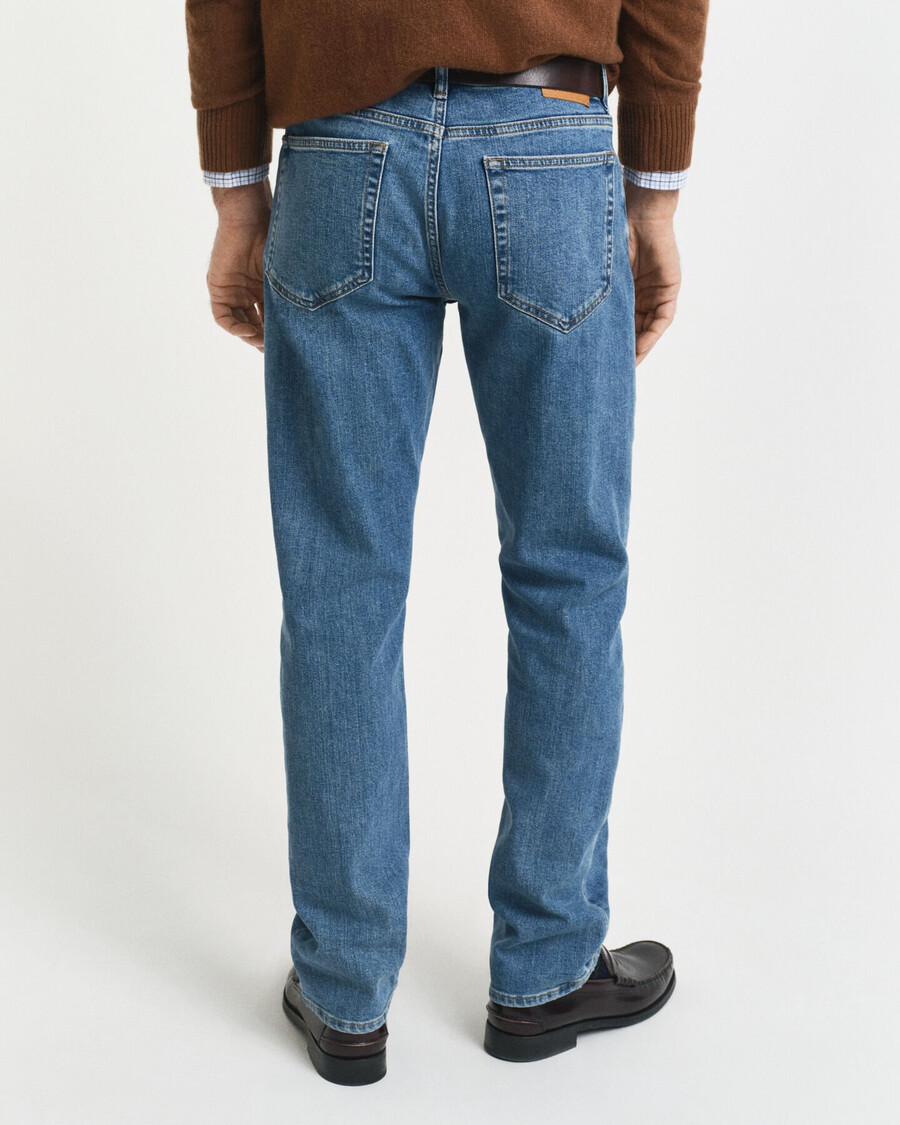 jeans mit regulärer passform und sauberer waschung – mittelblau used-look