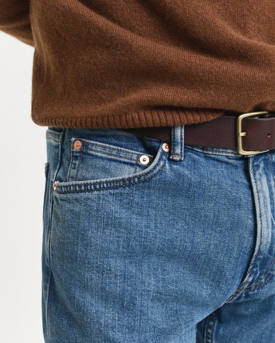 jeans mit regulärer passform und sauberer waschung – mittelblau used-look