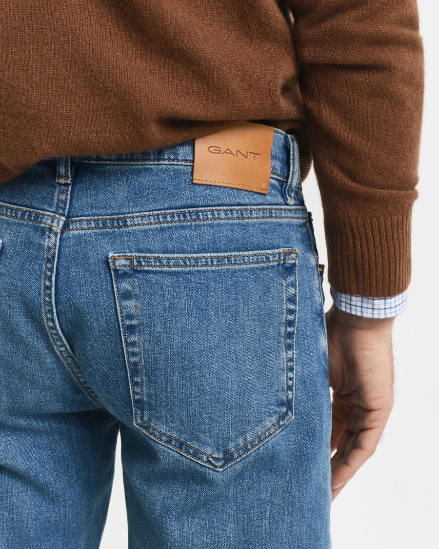 jeans mit regulärer passform und sauberer waschung – mittelblau used-look