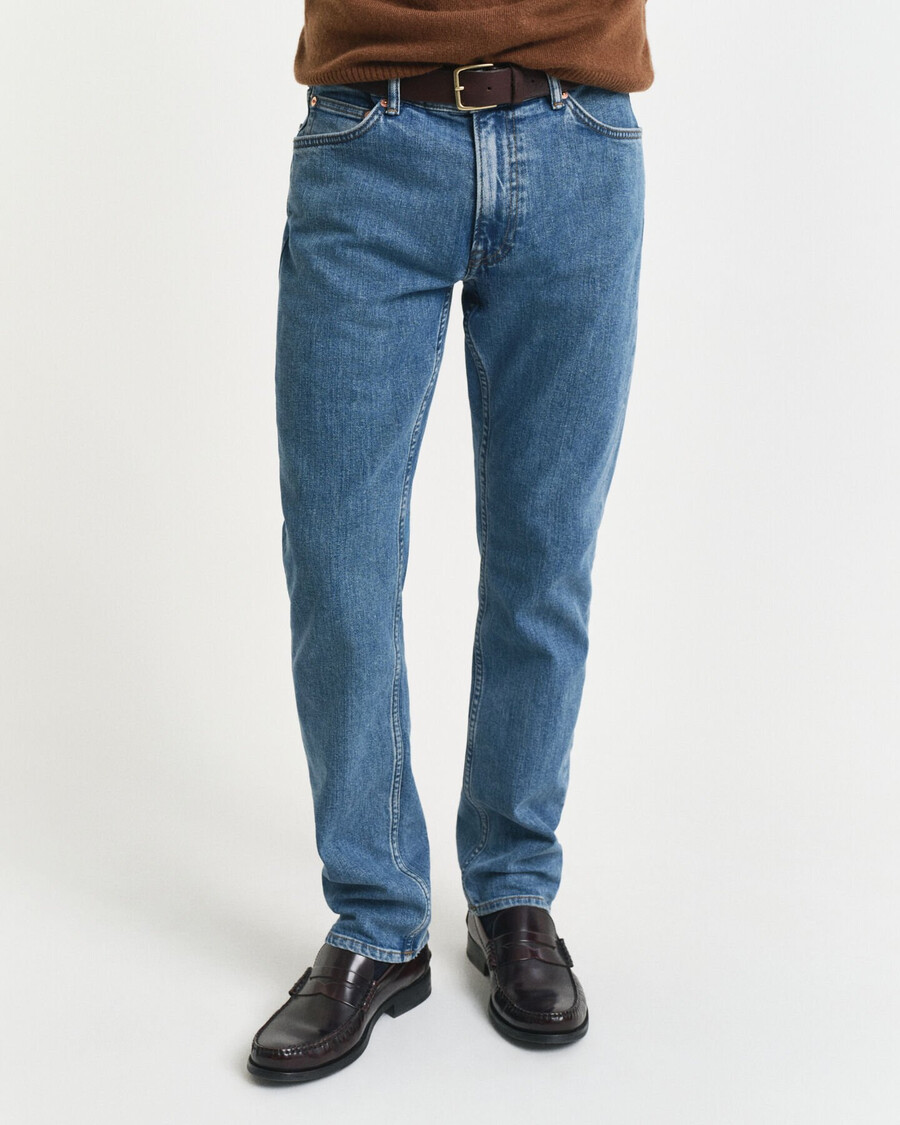 jeans mit regulärer passform und sauberer waschung – mittelblau used-look