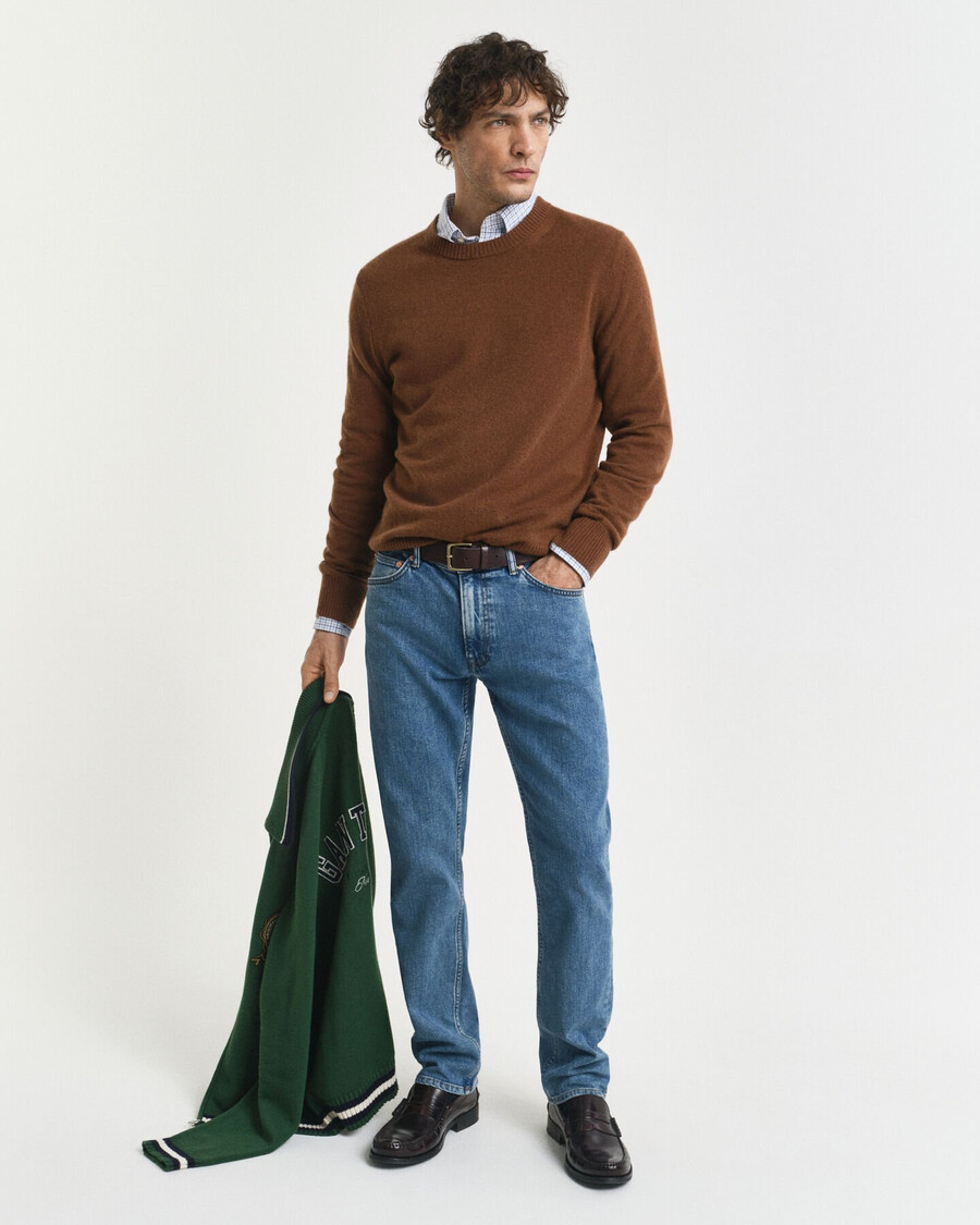 jeans mit regulärer passform und sauberer waschung – mittelblau used-look
