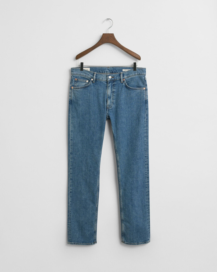 jeans mit regulärer passform und sauberer waschung – mittelblau used-look