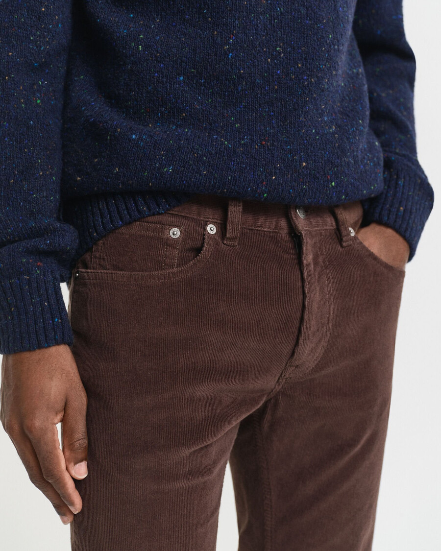 schmal geschnittene cordjeans – dunkelbraun