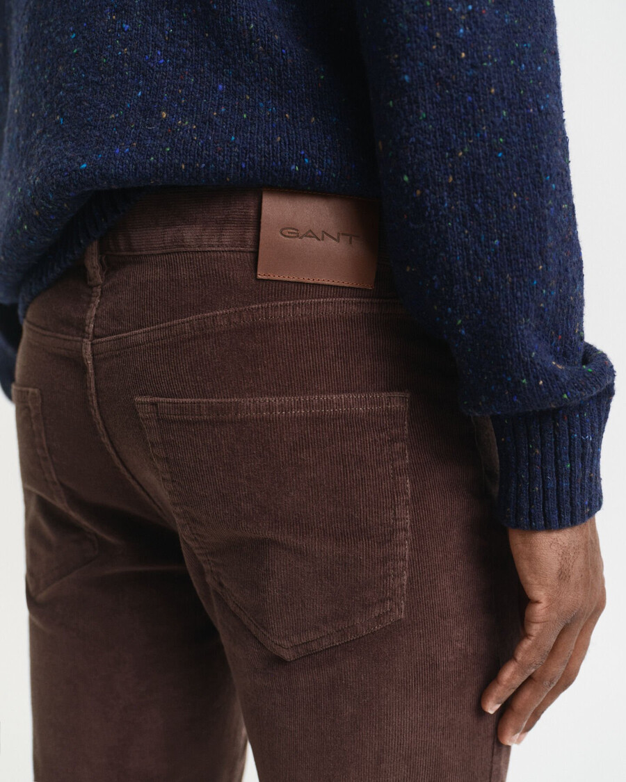 schmal geschnittene cordjeans – dunkelbraun