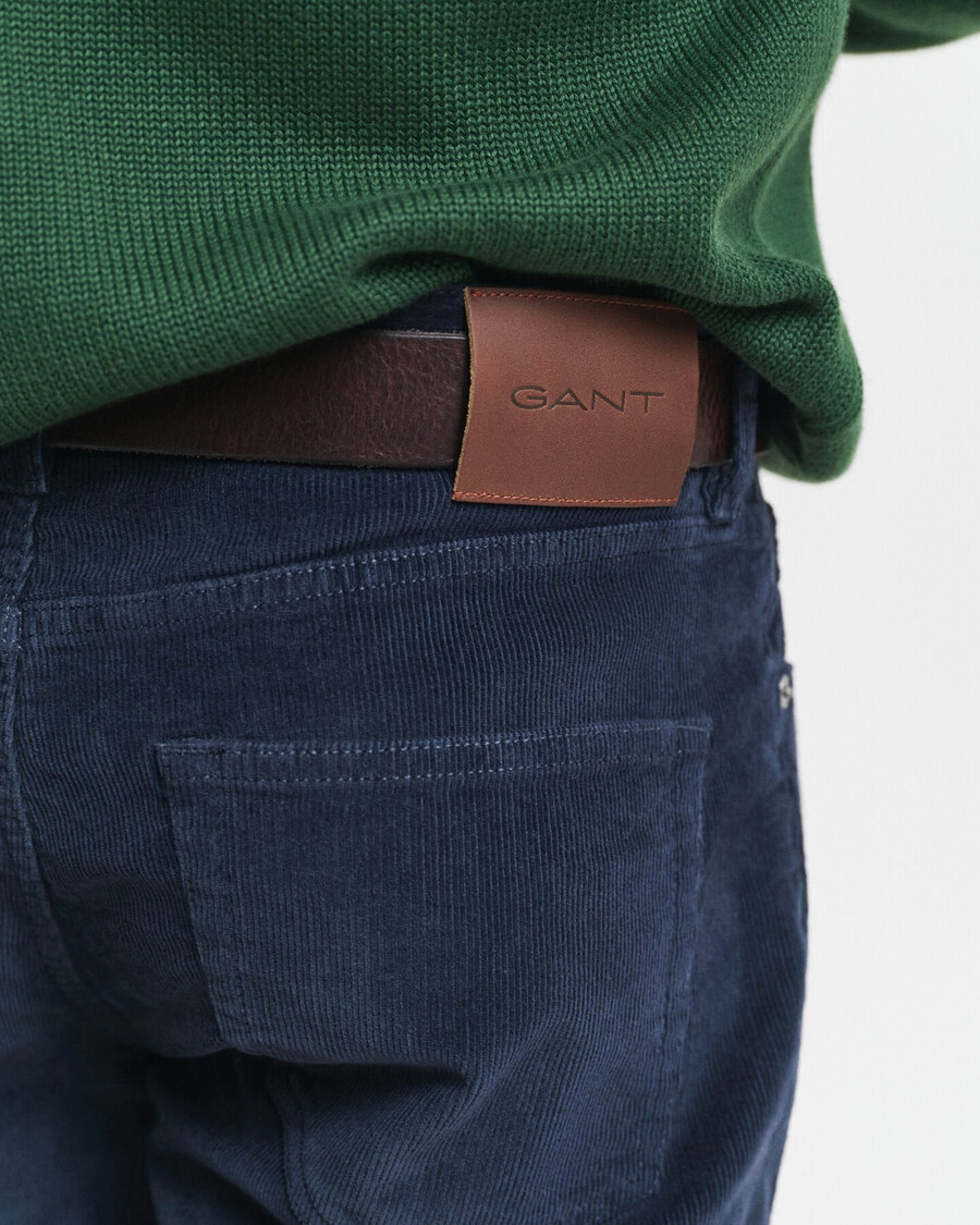schmal geschnittene cordjeans – abendblau
