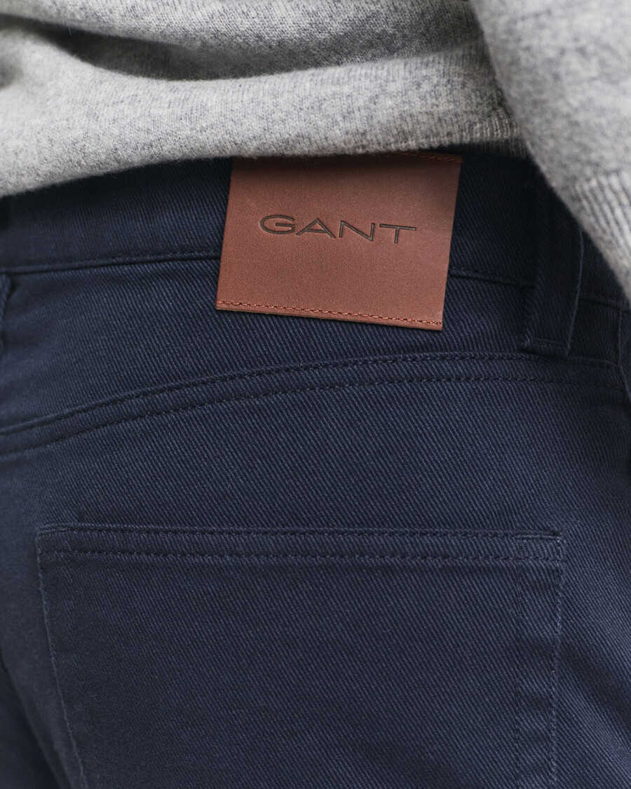 schmal geschnittene jeans aus weichem twill – abendblau