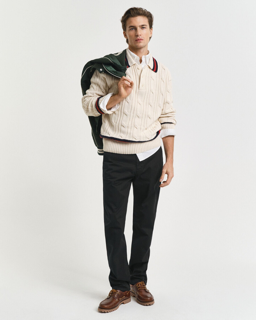 chinos aus twill in regulärer passform – schwarz