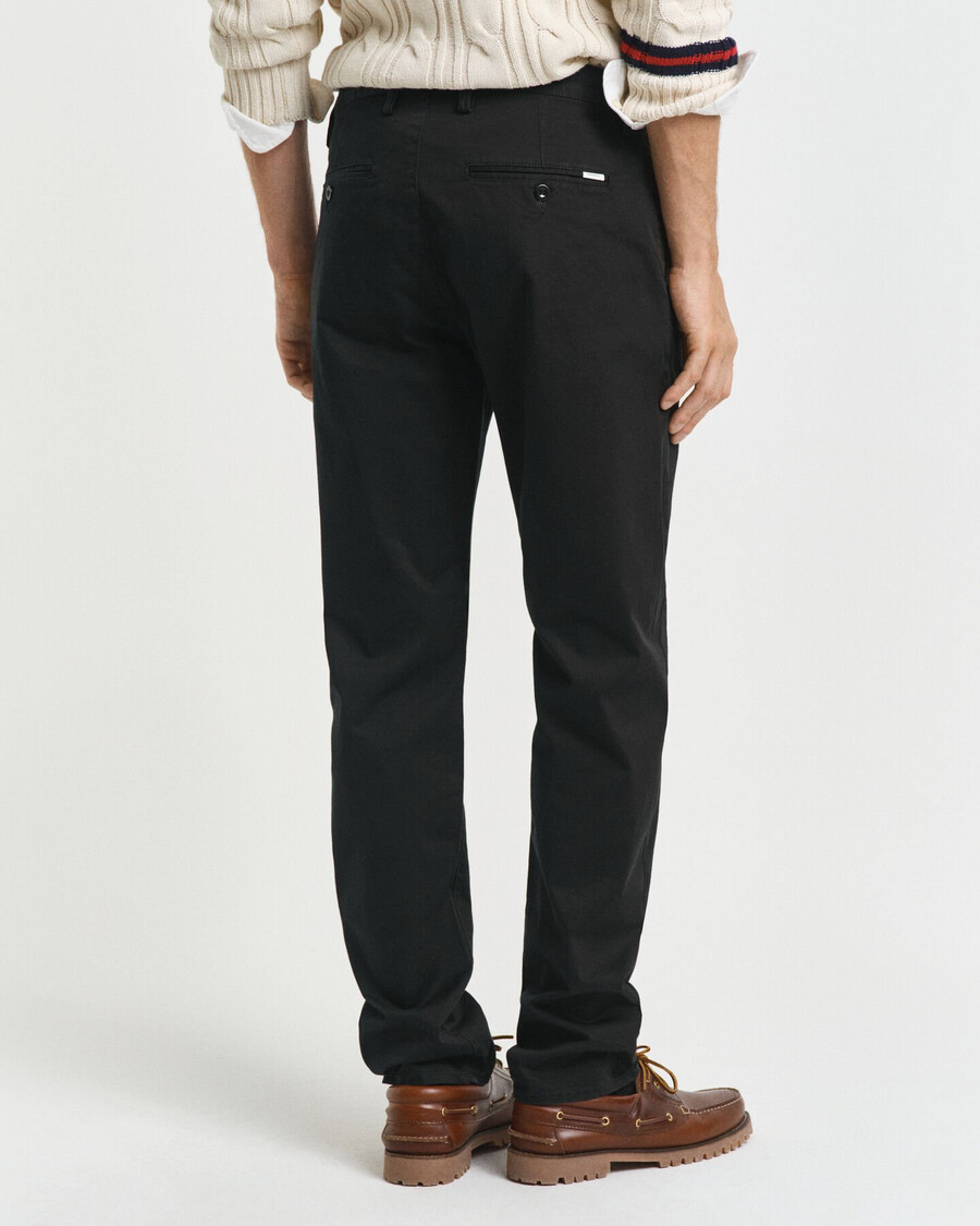 chinos aus twill in regulärer passform – schwarz