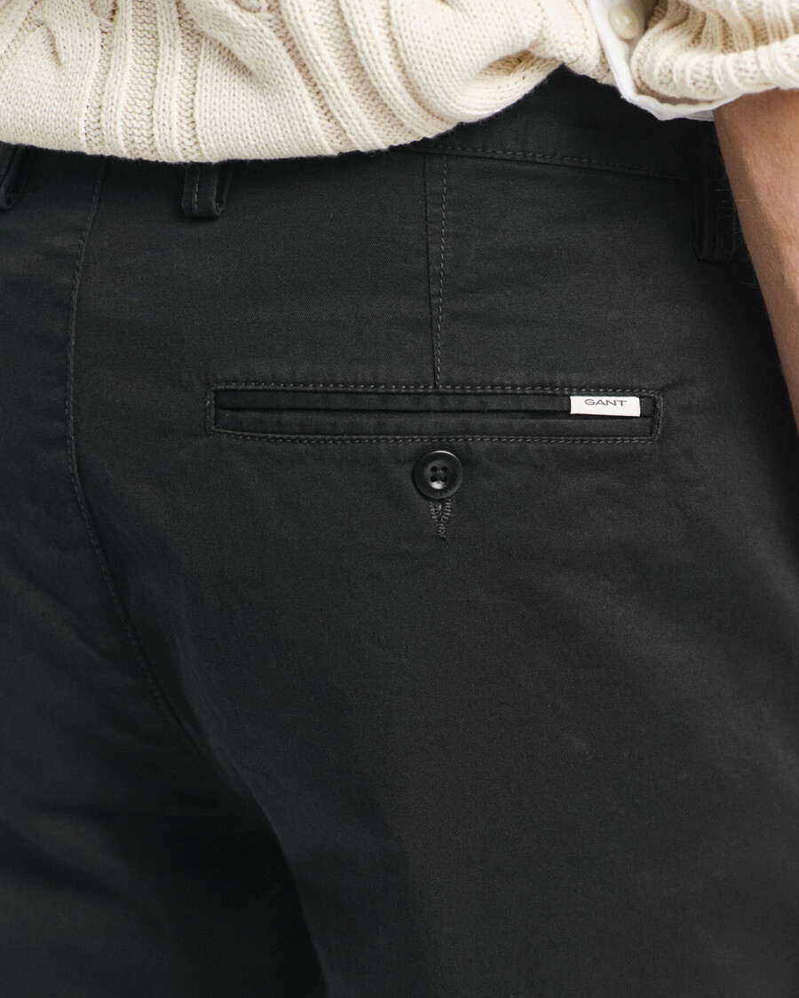 chinos aus twill in regulärer passform – schwarz