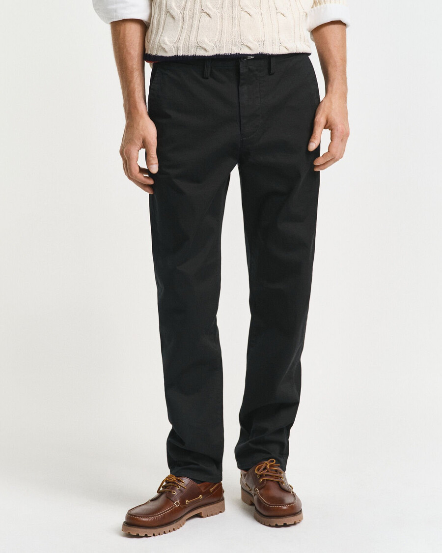 chinos aus twill in regulärer passform – schwarz