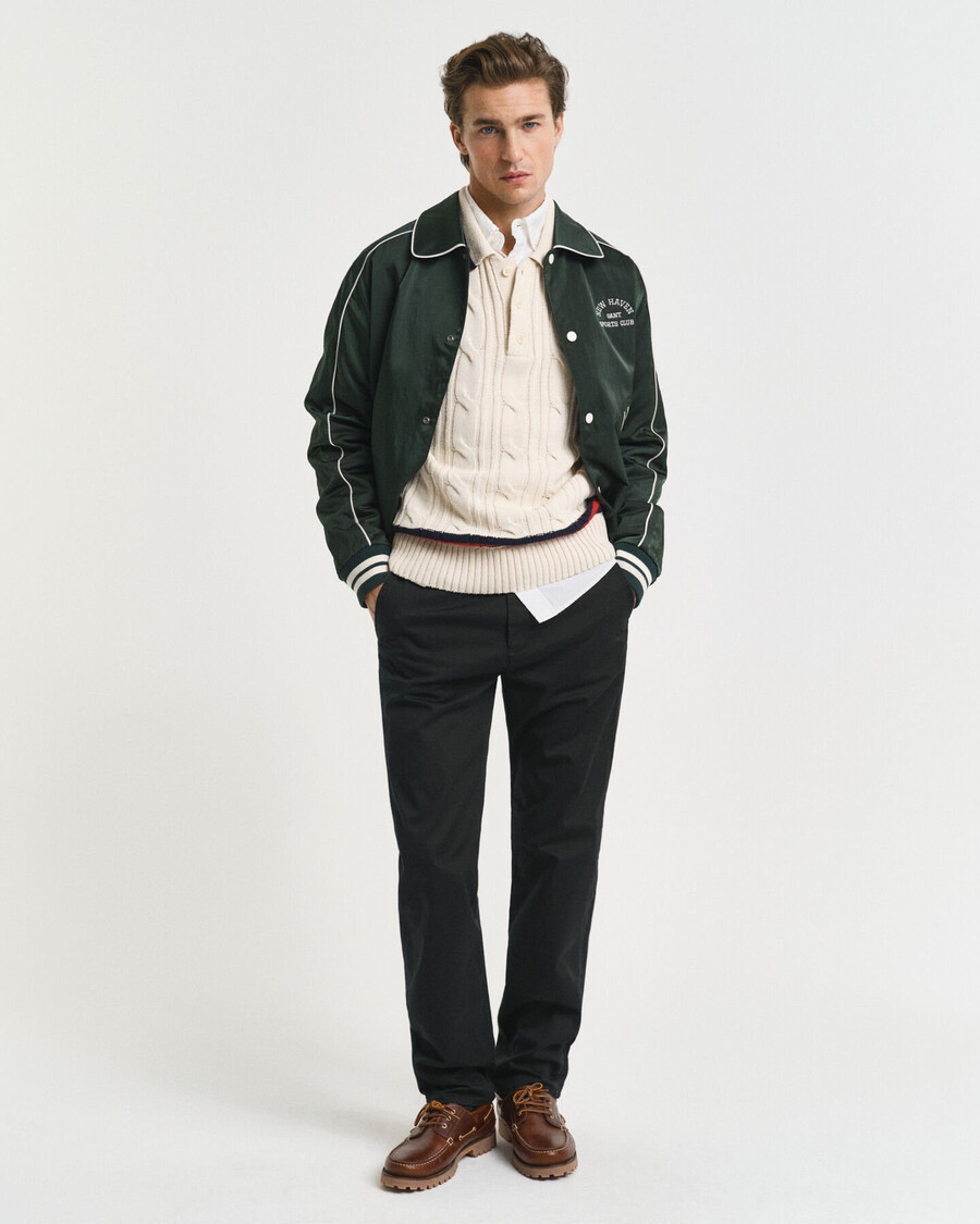 chinos aus twill in regulärer passform – schwarz