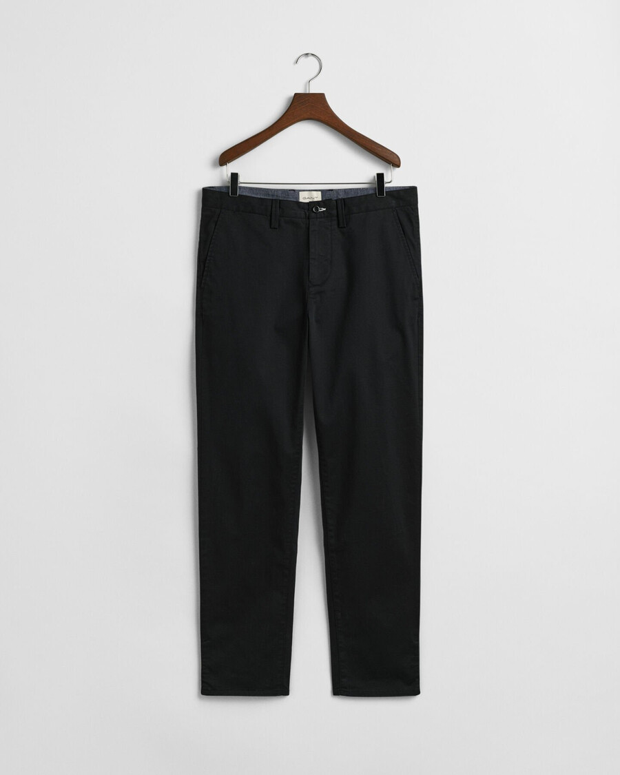 chinos aus twill in regulärer passform – schwarz
