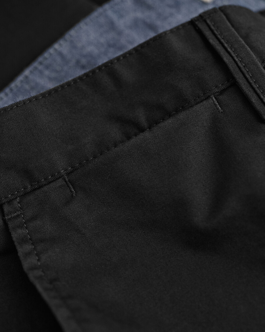 chinos aus twill in regulärer passform – schwarz