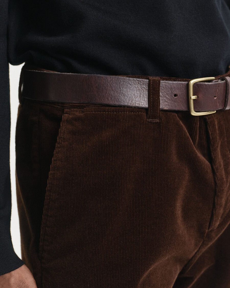 cordchinos in regulärer passform – dunkelbraun