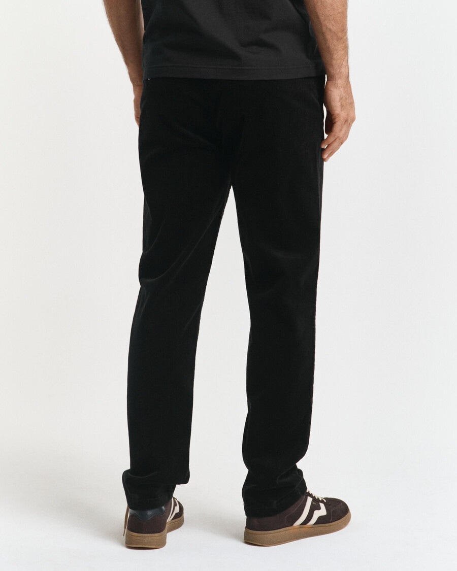 cord-chinos in regulärer passform – schwarz