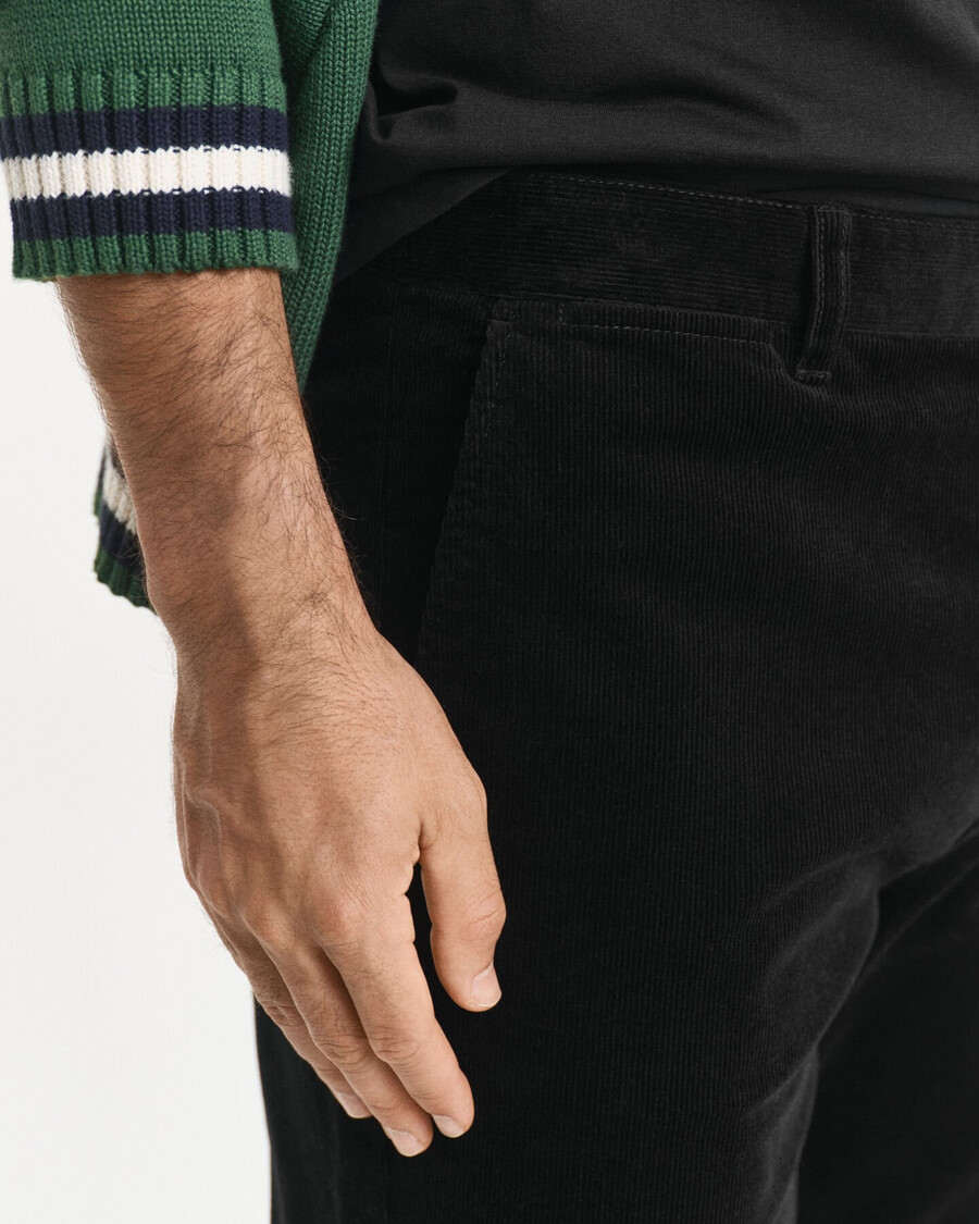 cord-chinos in regulärer passform – schwarz