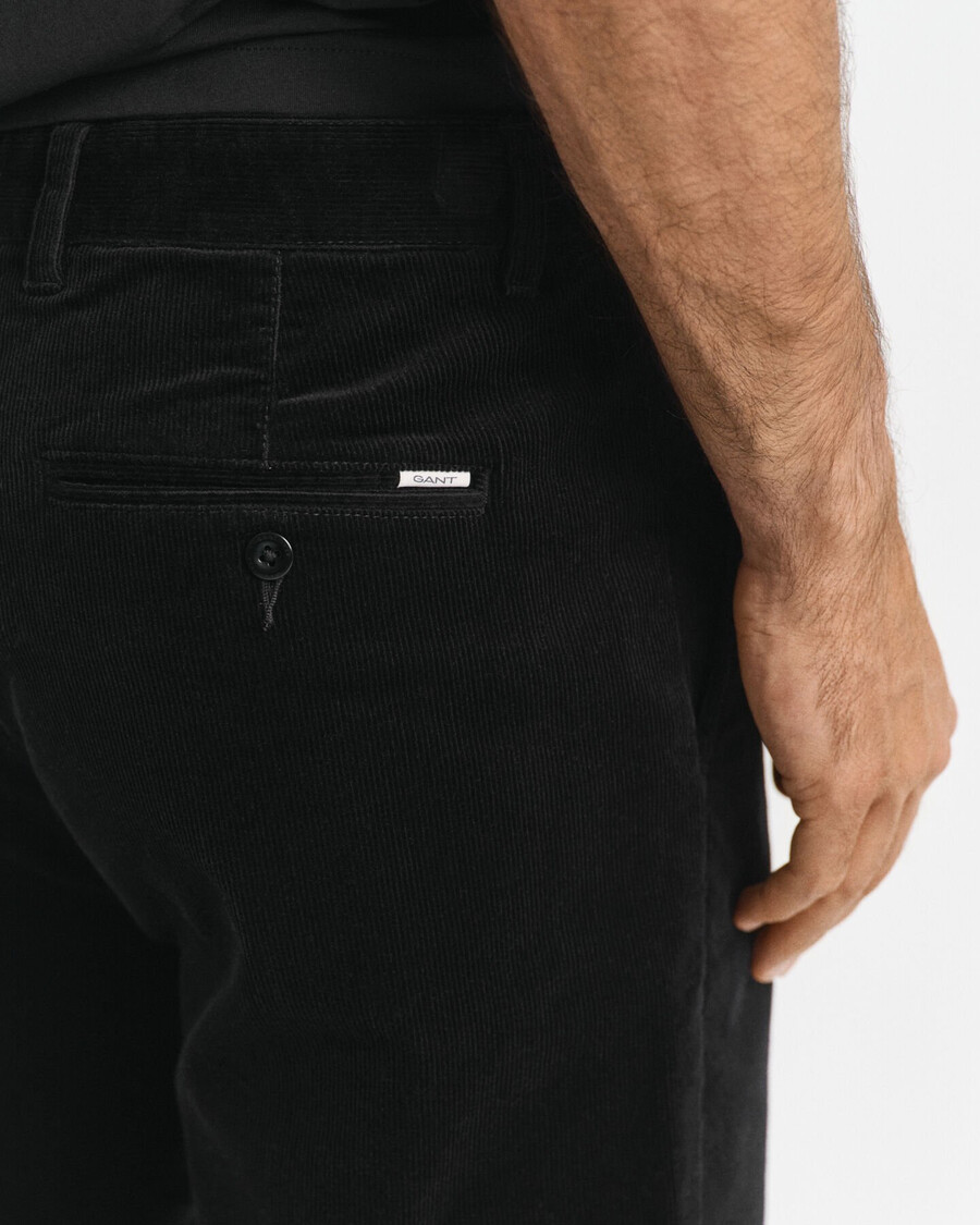 cord-chinos in regulärer passform – schwarz