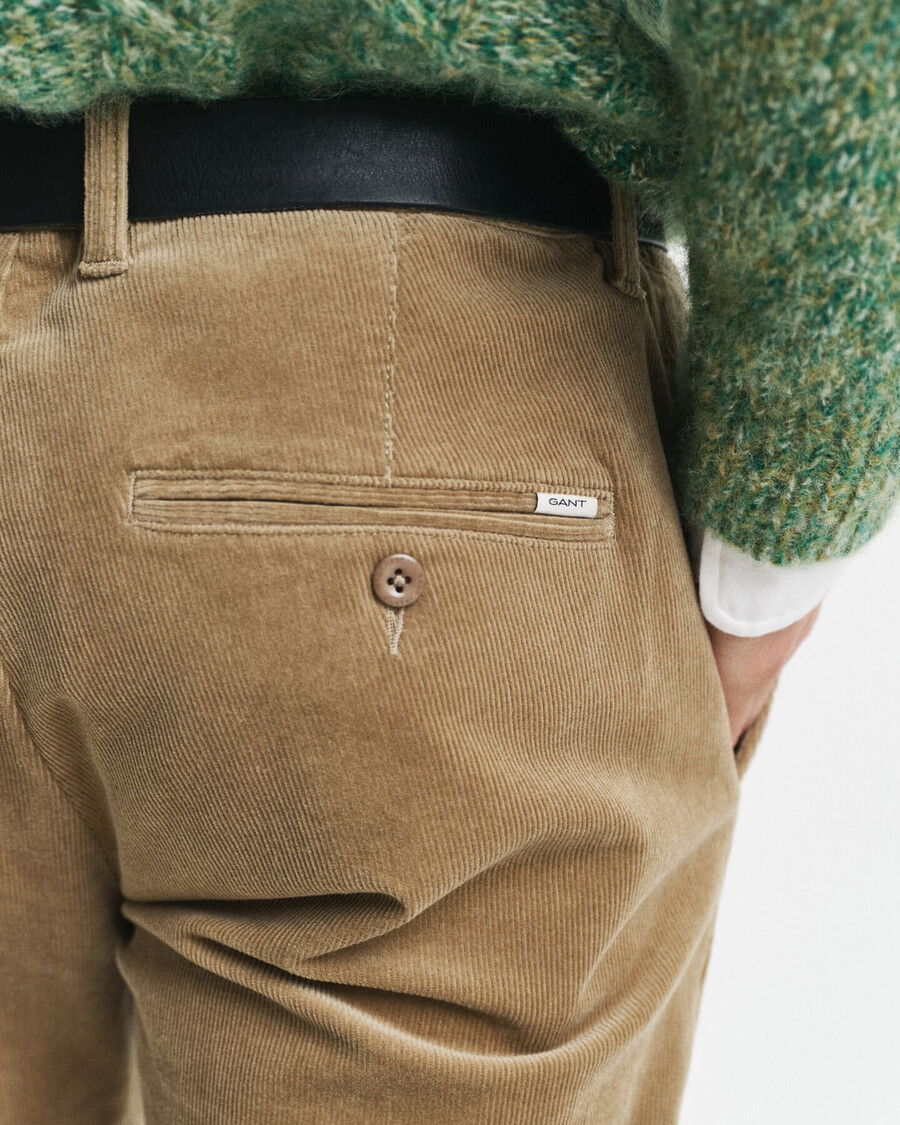 schmal geschnittene cord-chinos – helltaupe