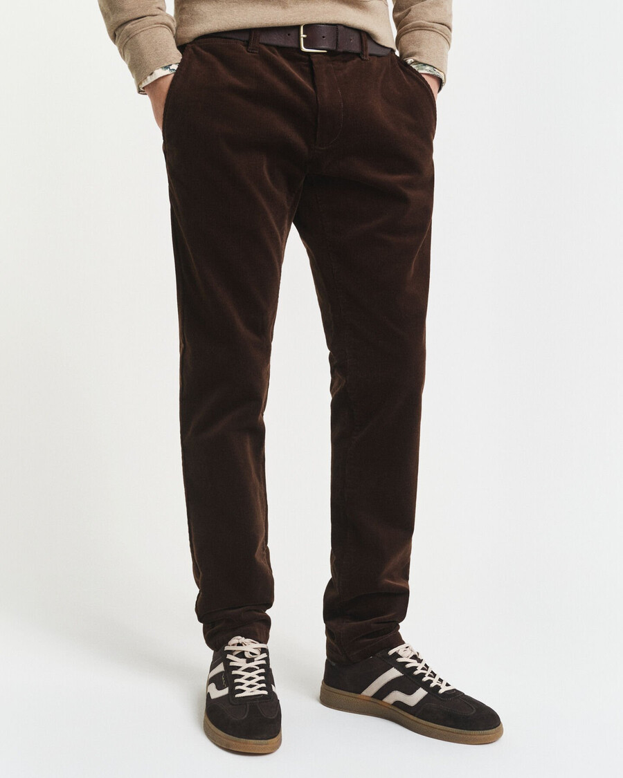 schmal geschnittene cord-chinos – dunkelbraun