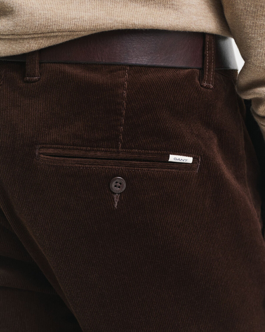 schmal geschnittene cord-chinos – dunkelbraun