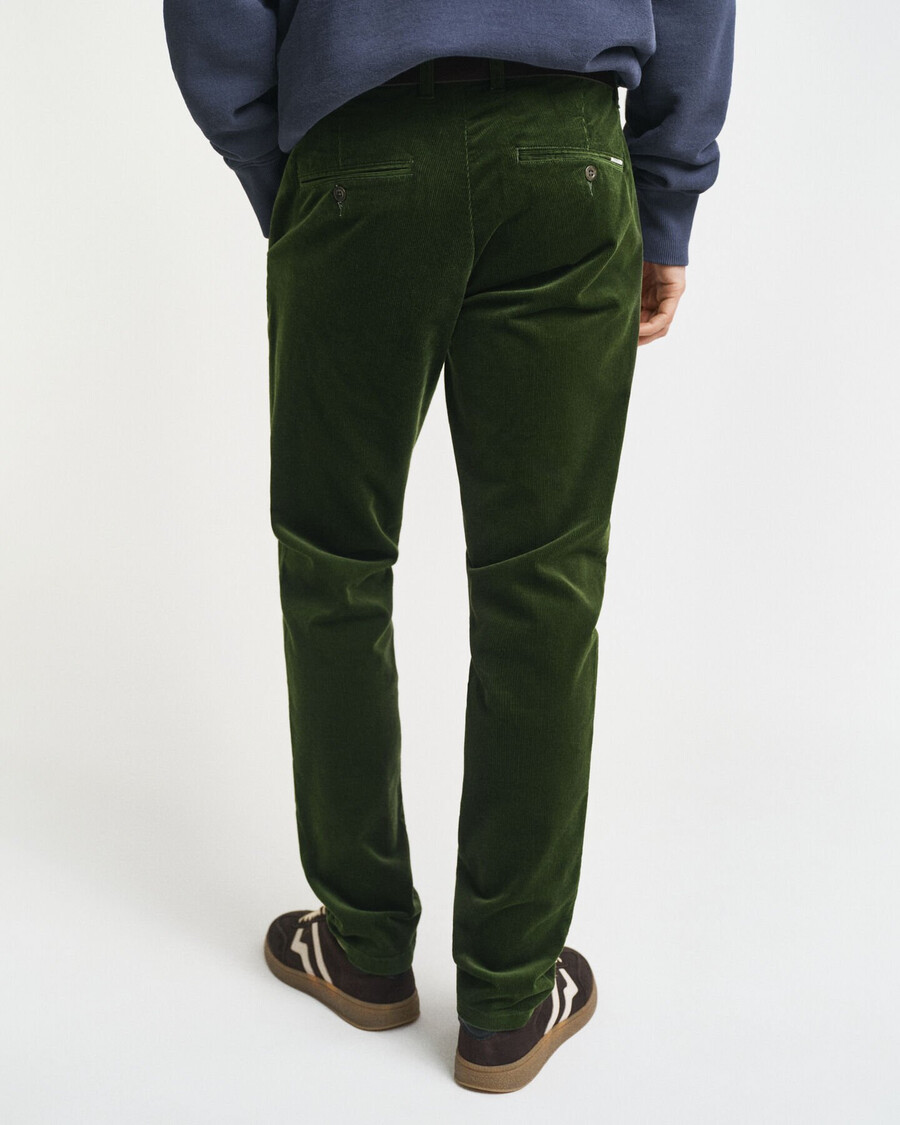 schmal geschnittene cord-chinos – country green
