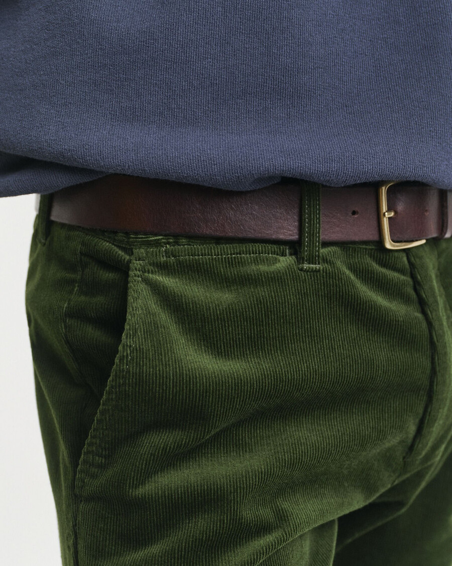 schmal geschnittene cord-chinos – country green