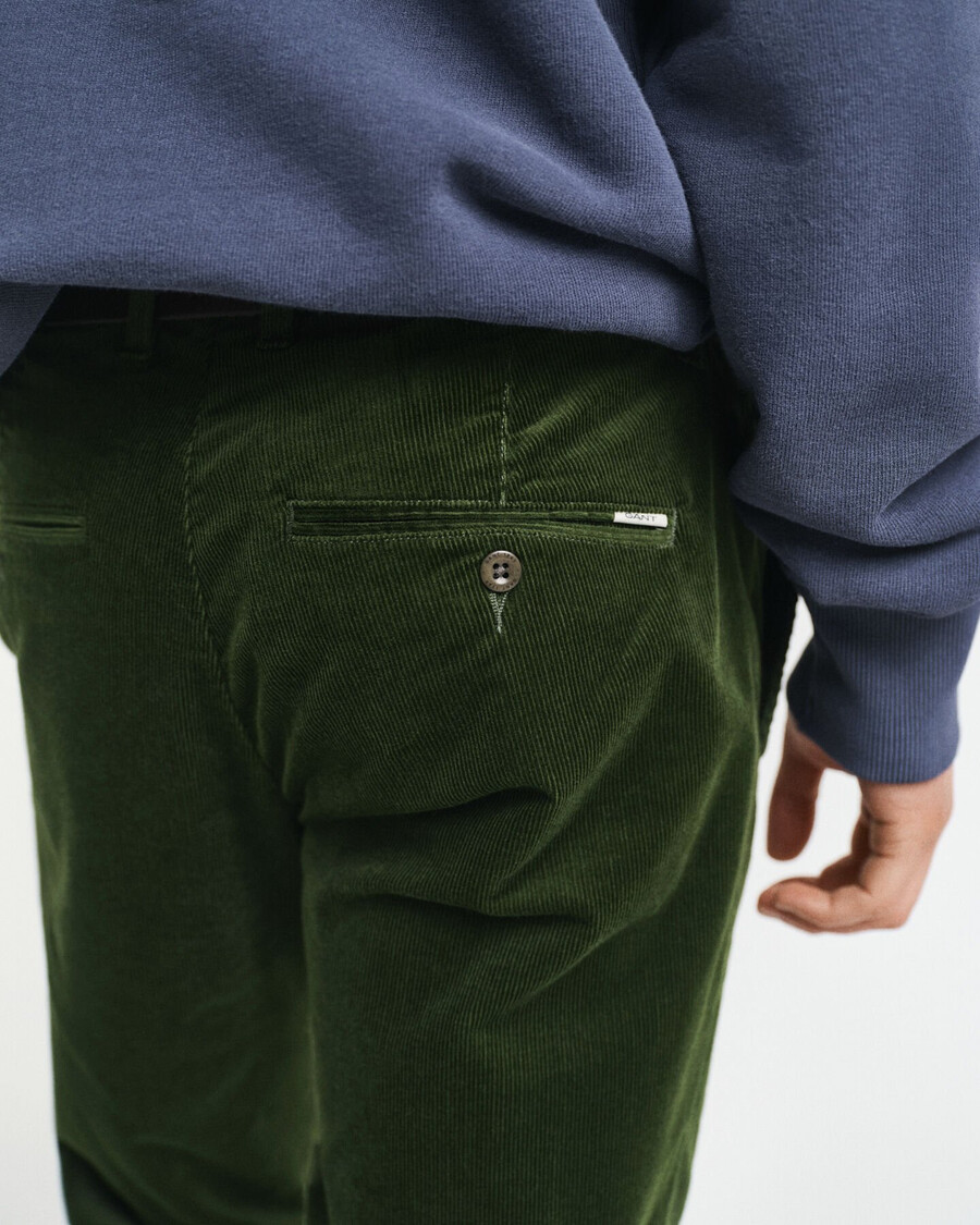 schmal geschnittene cord-chinos – country green